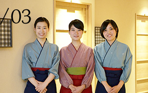 女性ホールスタッフ